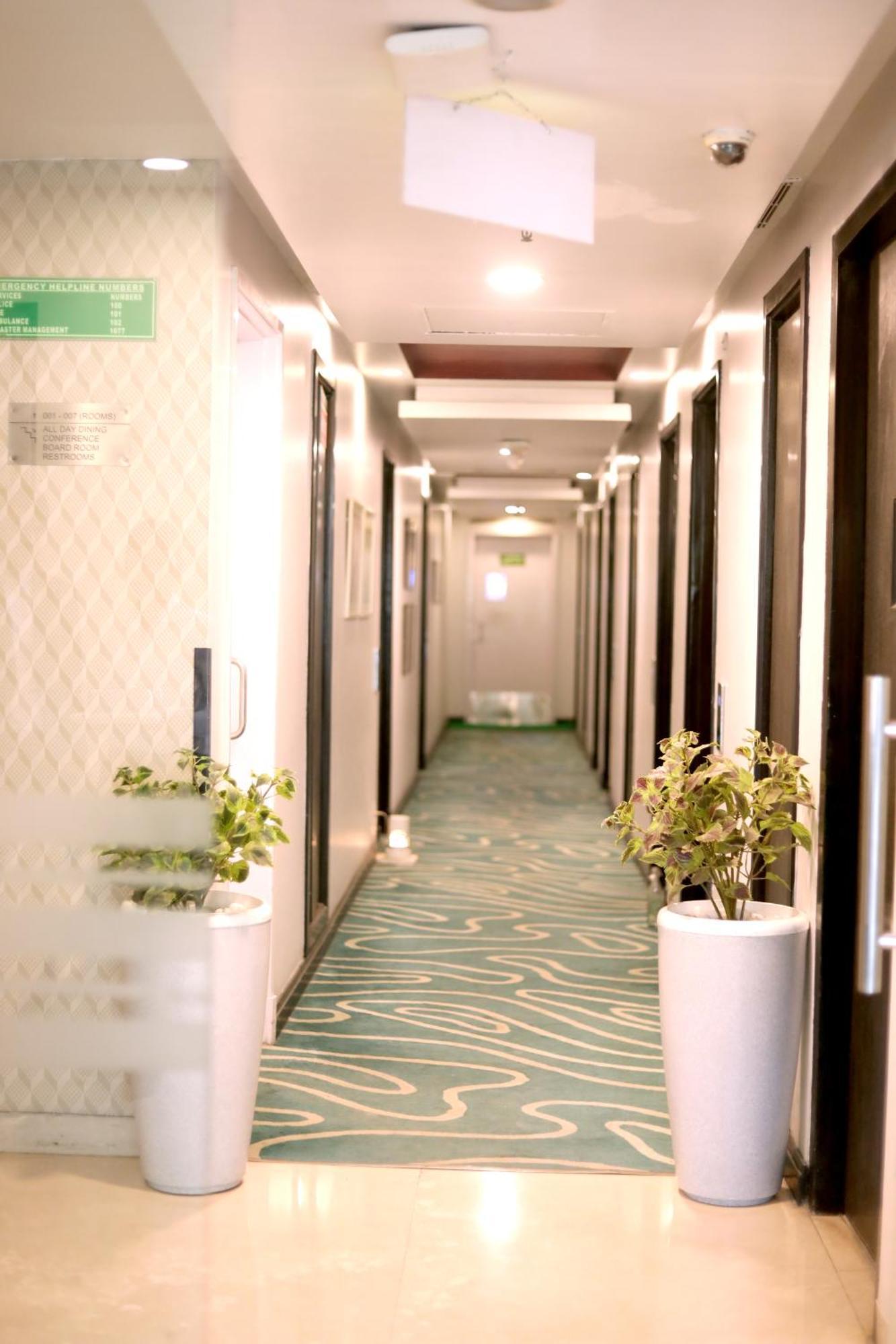 Sarovar Portico Naraina, Hotel Neu-Delhi Exterior foto