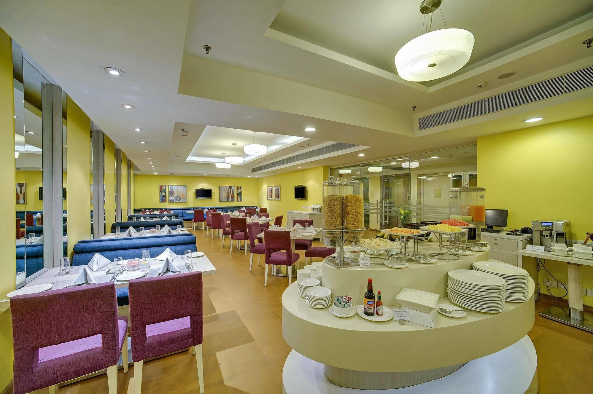 Sarovar Portico Naraina, Hotel Neu-Delhi Exterior foto